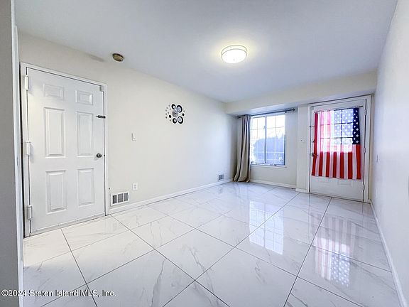 5th image of 1028 Rockland Ave