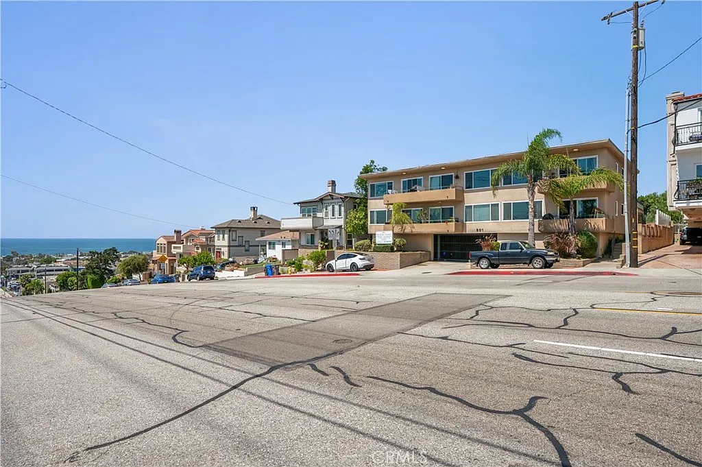 2 bed, 973 sqft, $3,895 — Photo 1