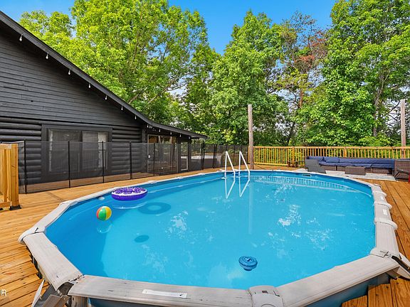 3rd image of 3009 Crestview Ct