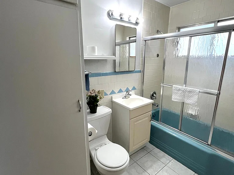 1215 The Strand — Photo 15