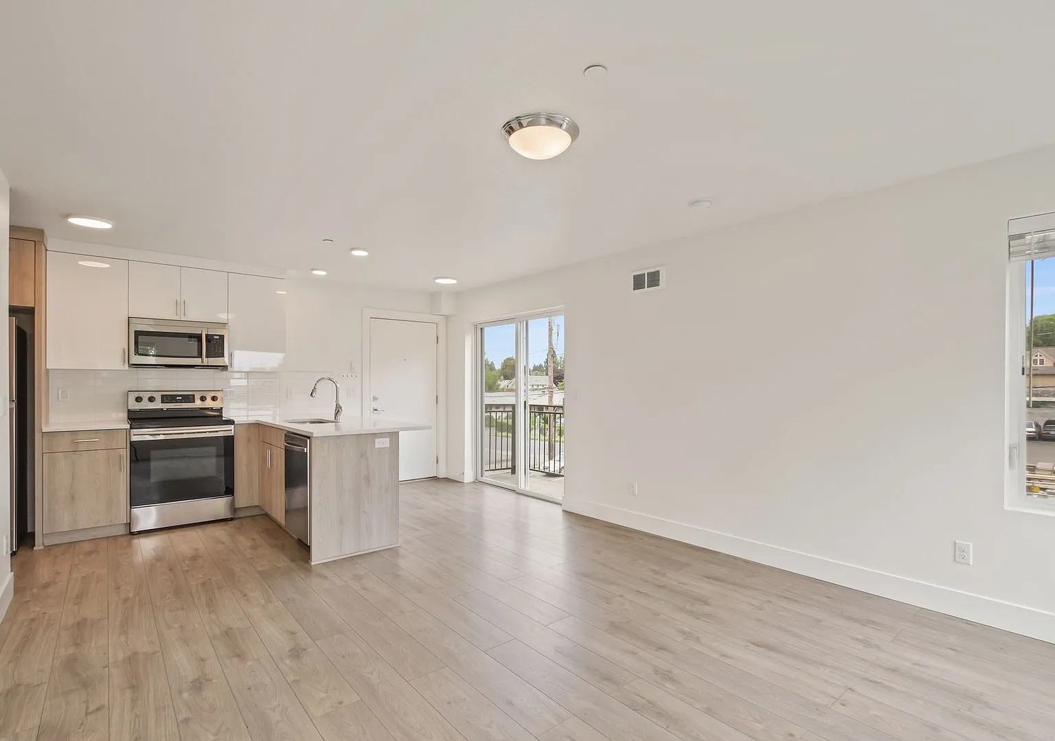 Sunnyside 12 Apartments — Photo 1