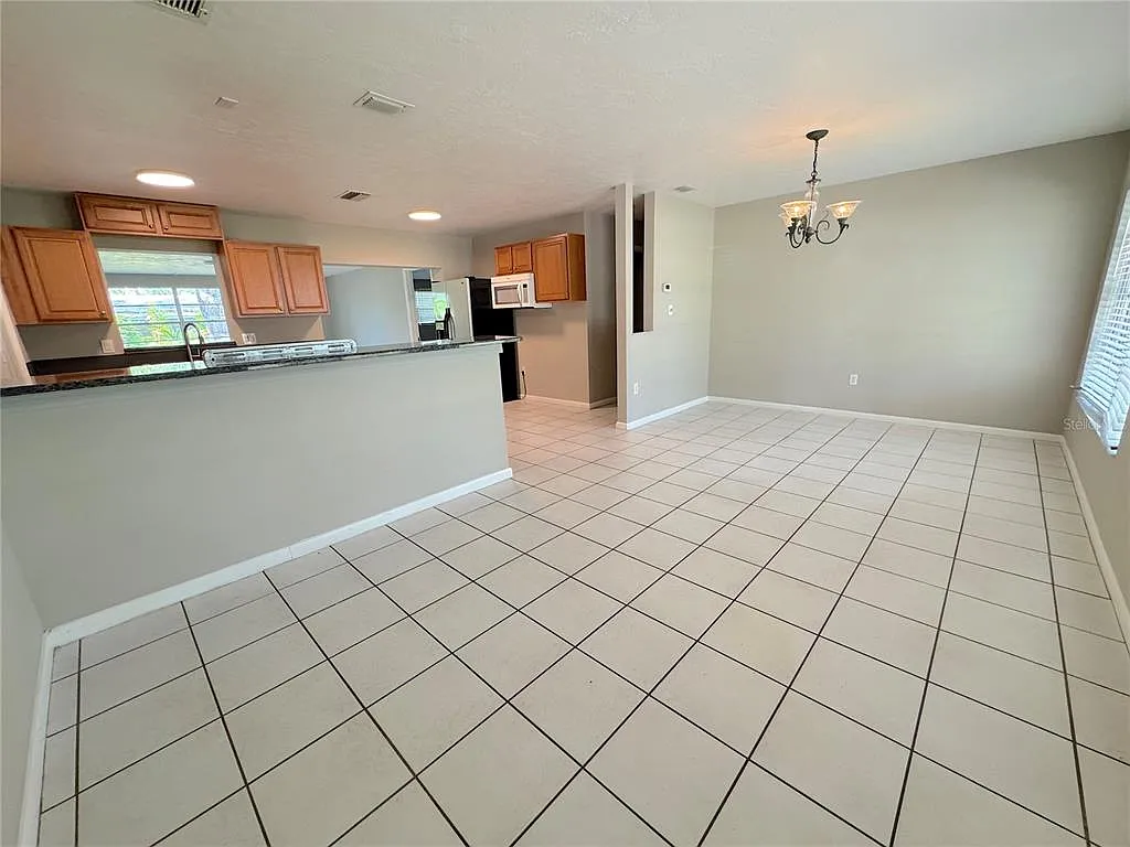 3 bed, 2.0 bath, 1303 sqft, $2,350 — Photo 2