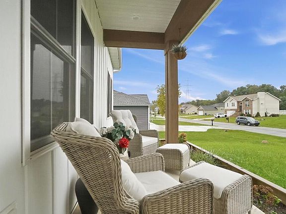 4th image of 530 Scenic View Ave