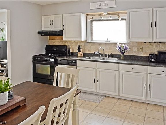 4th image of 46 Pine St