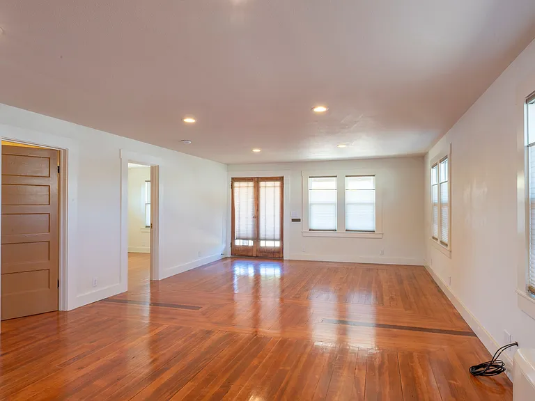 138 N Lincoln St — Photo 4