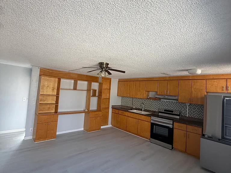 727 University Ave #303 — Photo 2