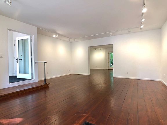 4th image of 127 Warren St Floor 1