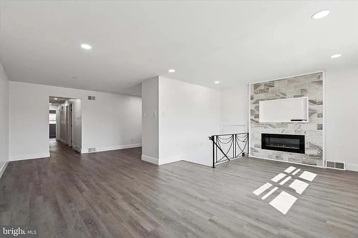 3 bed, 1360 sqft, $1,900 — Photo 2