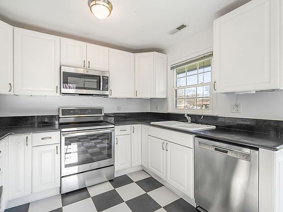 2nd image of 4903 Shirley St