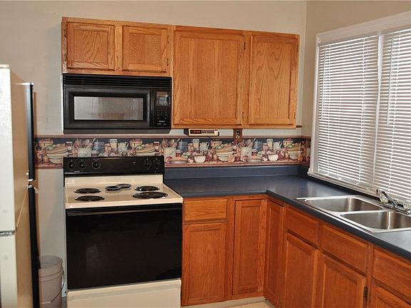 4th image of 727 N Carlyle Pl