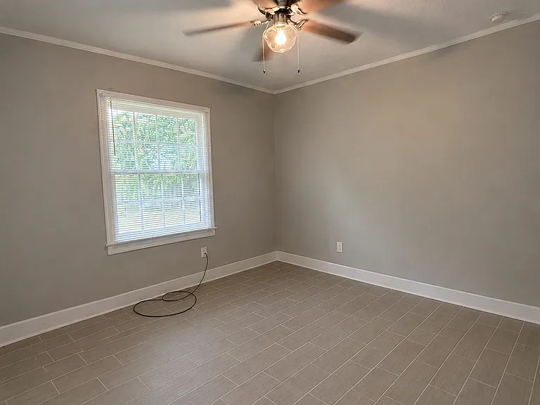 Maplewood Dr — Photo 16