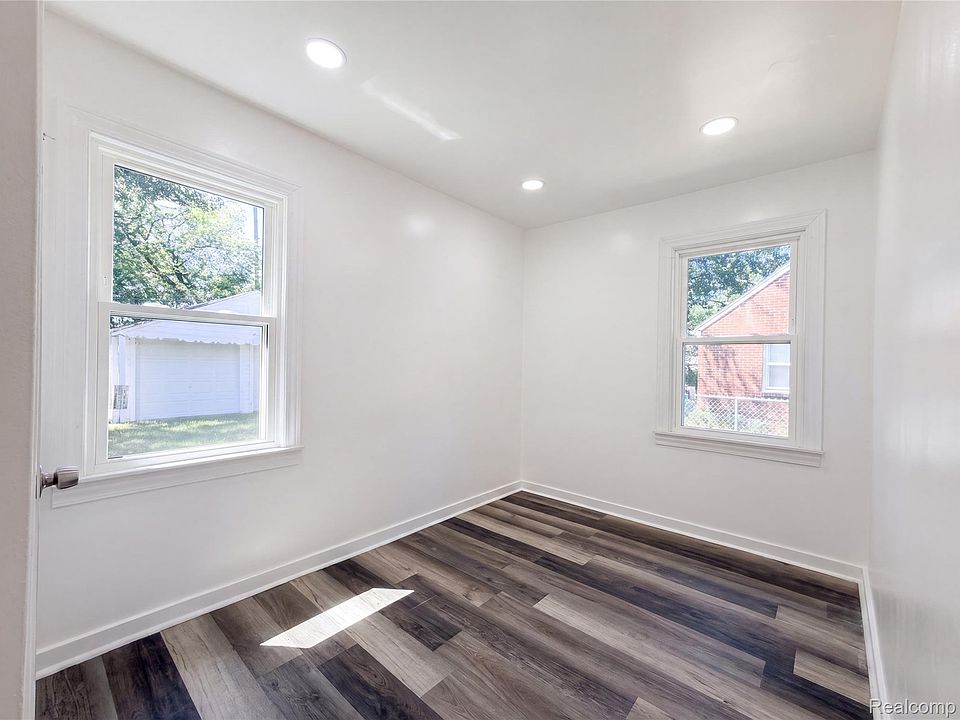 23089 Brittany Ave, photo 4