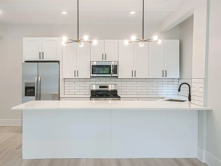 1830 W Cuyler Ave #2 — Photo 2