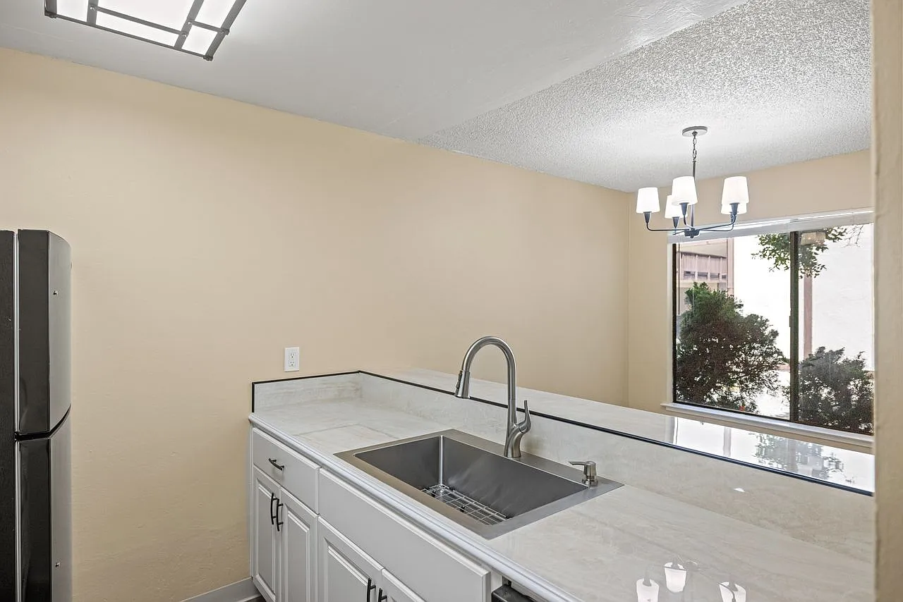 Park Plaza Apartments — Photo 1