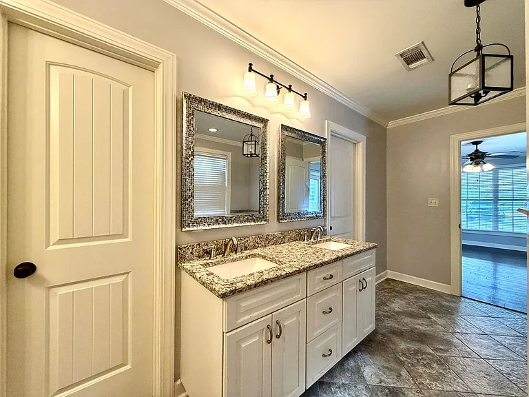 904 Lynn Cir — Photo 14