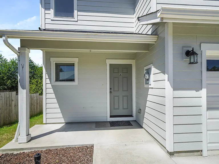 877 SE Anchor Ave #A — Photo 3