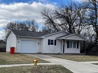 1046 Stratford Dr, Charleston, IL