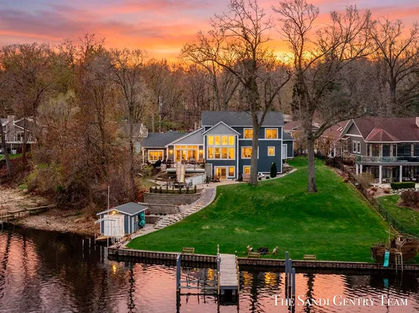 7 Circle Dr, Fruitport, MI 49415