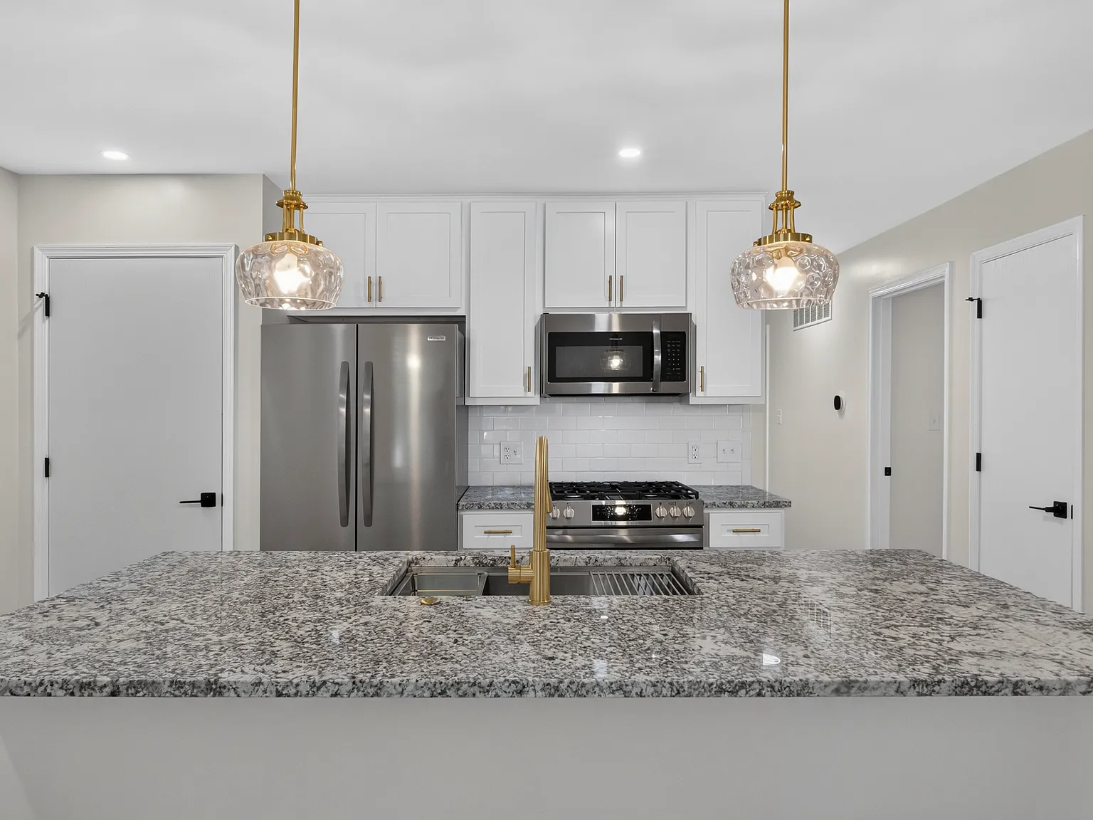 3 bed, 966 sqft, $2,100 — Photo 1