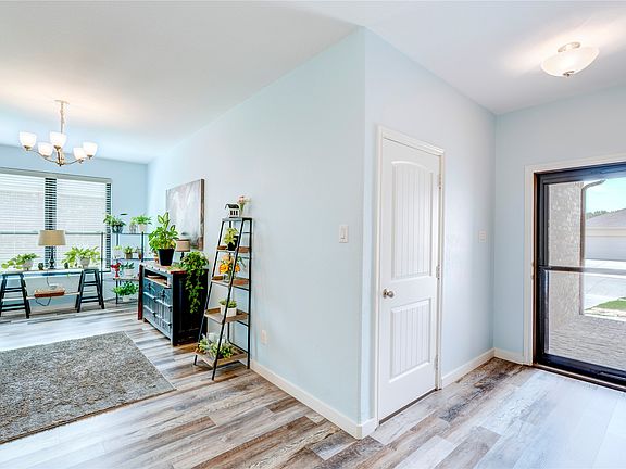 3rd image of 1201 Meadowlakes Dr
