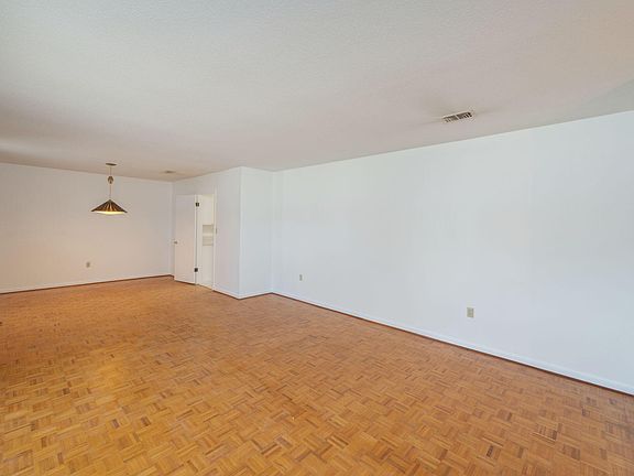 4th image of 110 Gardenia Ct