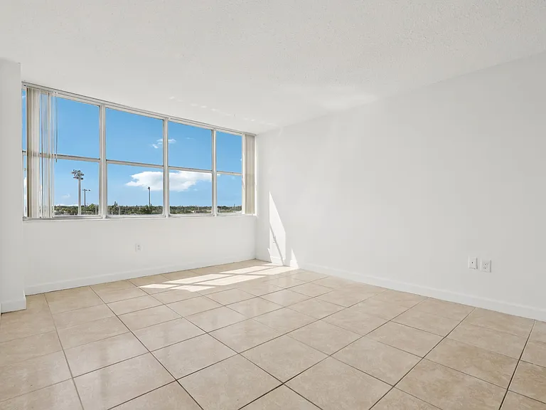 1 Bed 1.5 Bath Unit