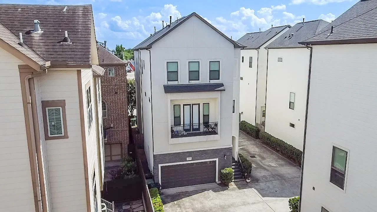 3 bed, 3.5 bath, 1996 sqft, $3,250 — Photo 1