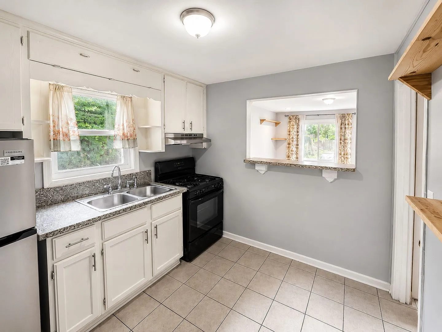 1155 United Ave SE — Photo 1
