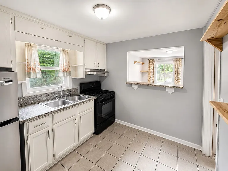 1155 United Ave SE — Photo 1