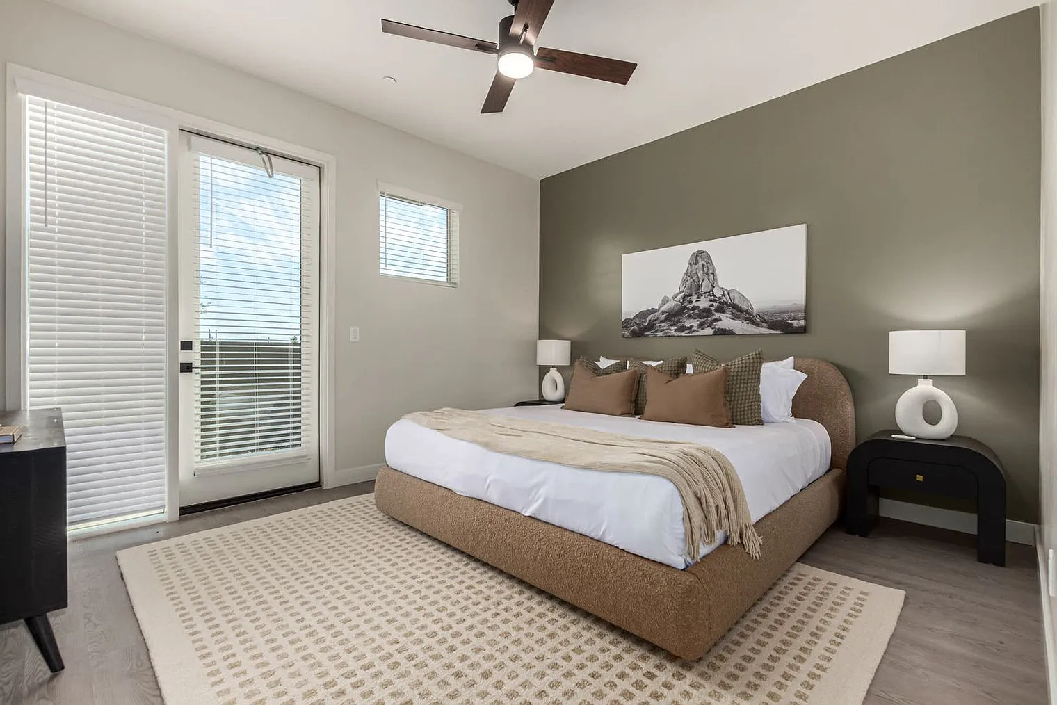 2 bed, 2.0 bath, 1162 sqft, $4,814 — Photo 2