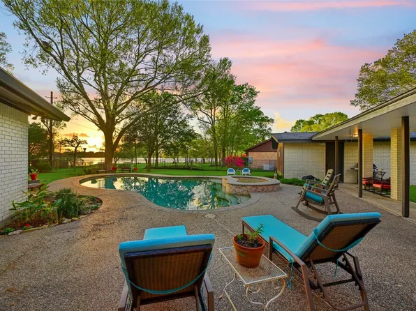 310 Whitecap Dr, Seabrook, TX 77586