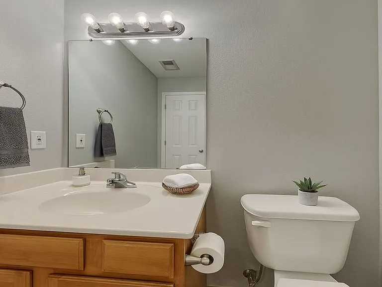 400 NW Woodbury Dr — Photo 11