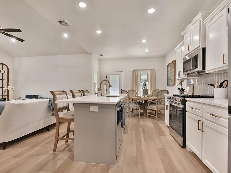 1409 Quincy Ave — Photo 5
