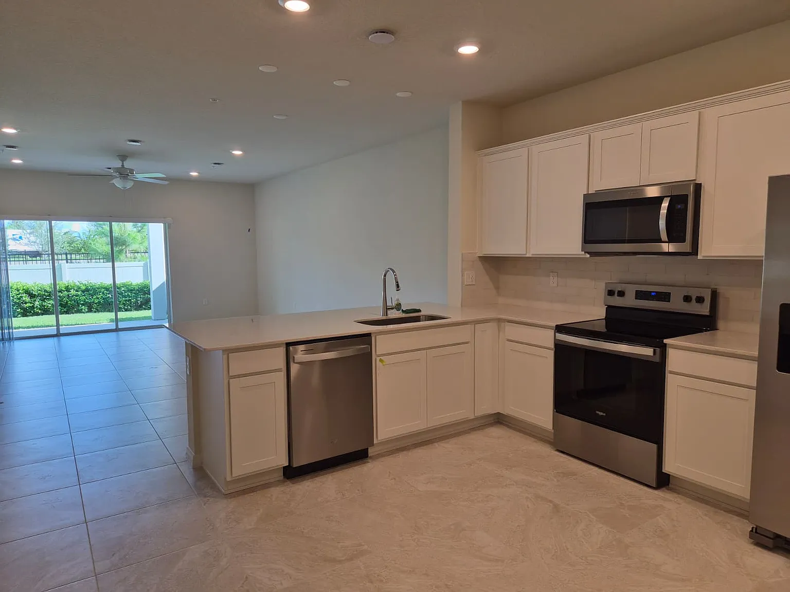 3 bed, 2.5 bath, 1699 sqft, $2,399 — Photo 4