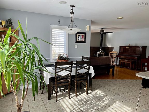 3rd image of 33 Oak Rd