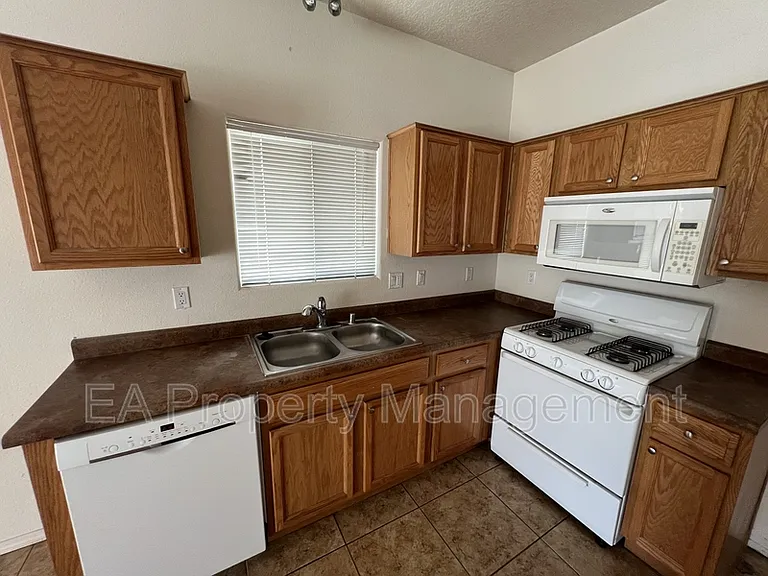 2605 Sarita Ave NW — Photo 6
