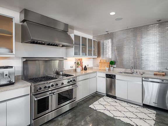 5th image of 115 W 4th St #Penthouse 4