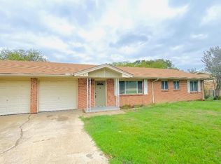 821 N Stewart St, Azle, TX 76020