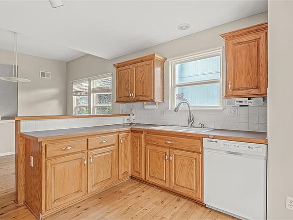 2nd image of 319 W Jefferson St