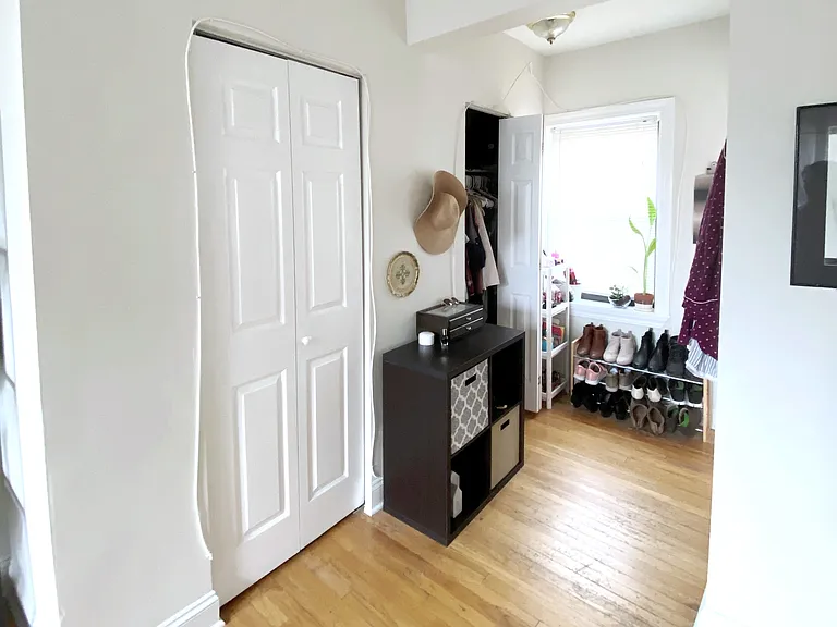 837 W Cornelia Ave #3S — Photo 2