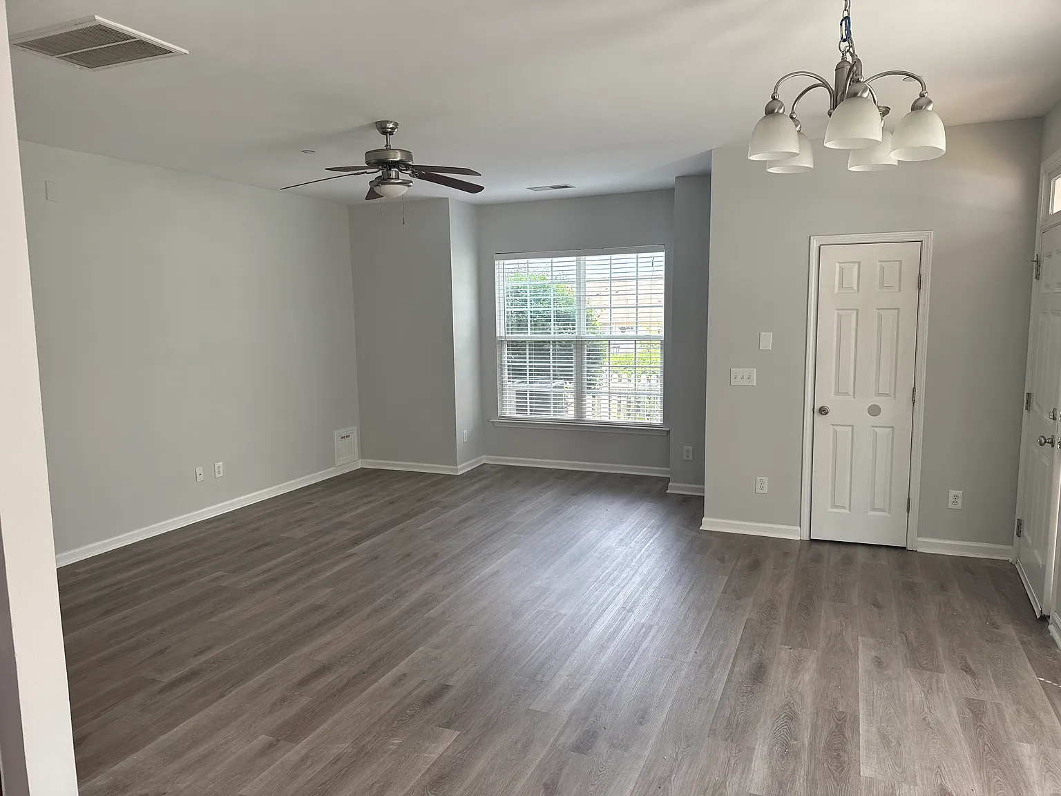 3 bed, 2.5 bath, 1628 sqft, $2,095 — Photo 3