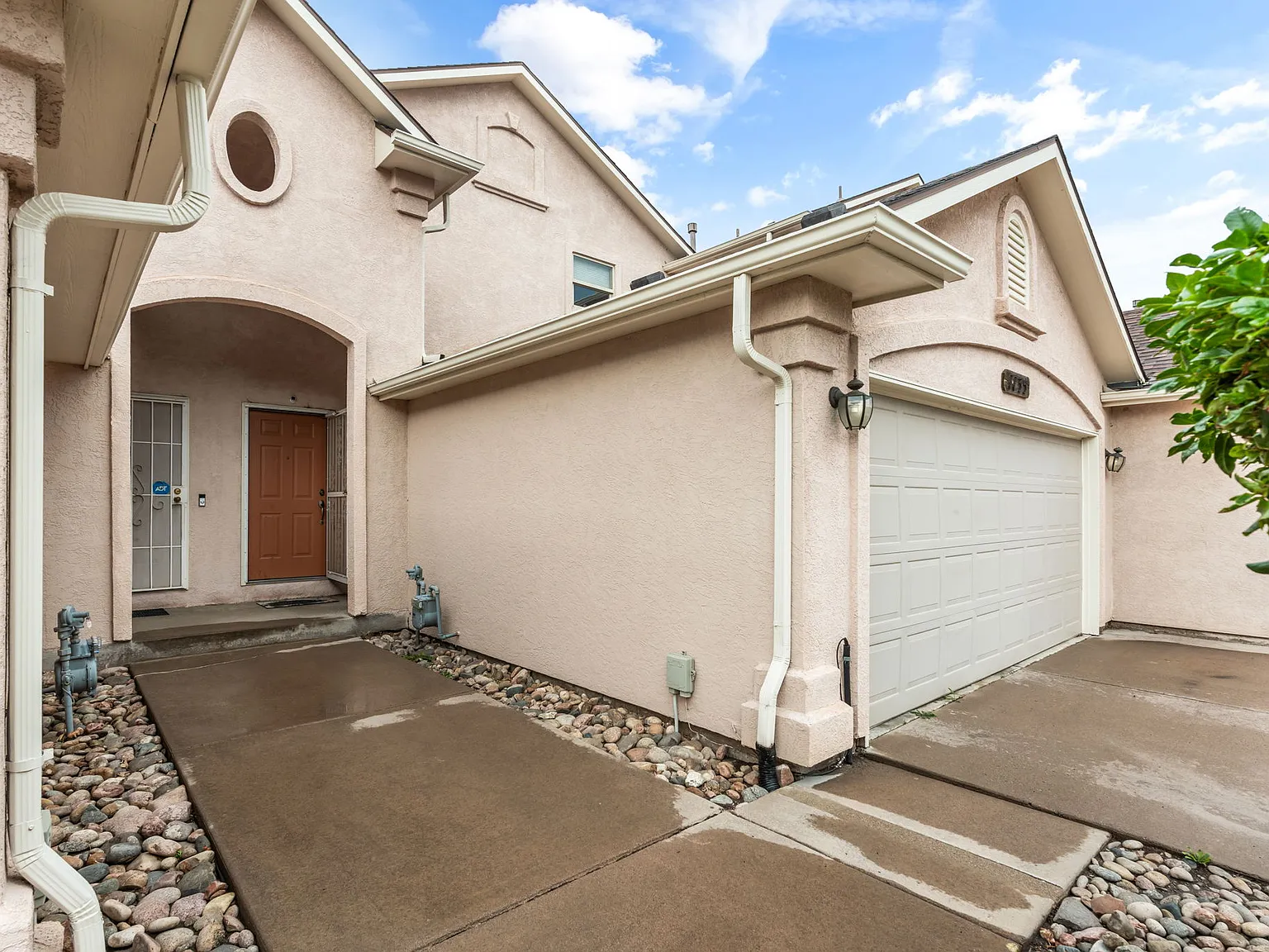 3 bed, 3.5 bath, 2700 sqft, $2,650 — Photo 2