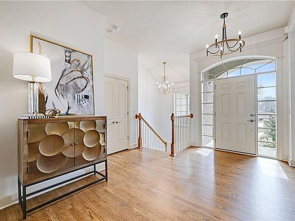 3rd image of 740 Suffolk Ln