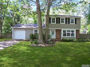 31 Rolling Hills Dr, Ridge, NY 11961