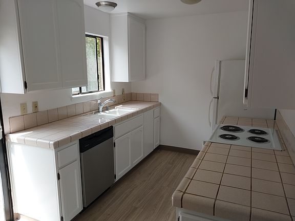 3rd image of 453 Roosevelt Ave