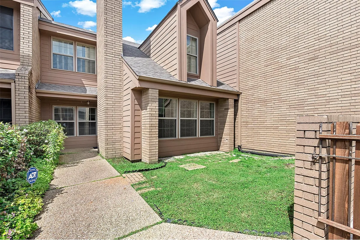 Building Photo - 3122 Camelot Dr #33