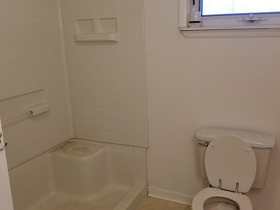 5th image of 376 Woodbine St