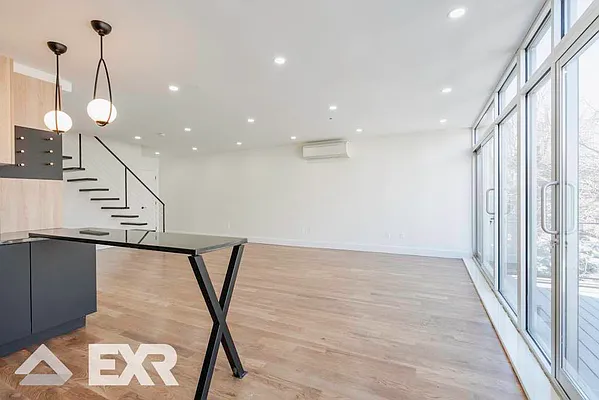 Rented by EXR | media 4