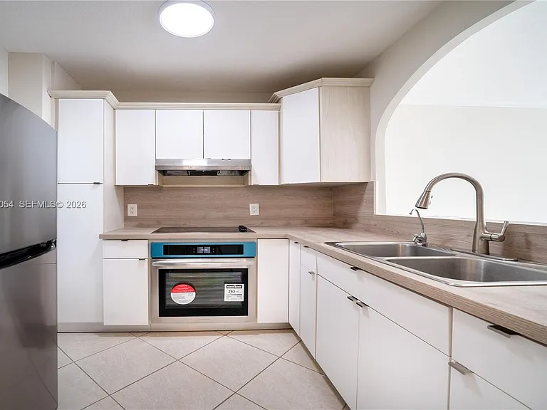 2555 NE 11th St #310 — Photo 12