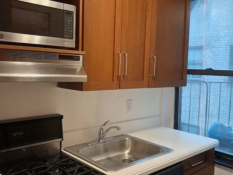 235 E 46th St #5E — Photo 7